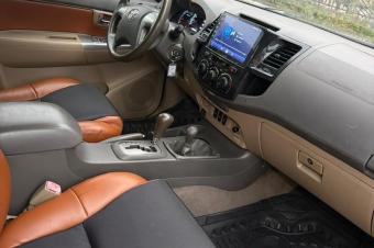 Toyota Fortuner  Sans plaque encours  2014 authentique  3 banquettes  Couleur dorigine Clim impeccable  Moteur essence Bote automatique  Intrieur cuir  Volant gauche  Tout est