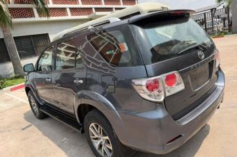 Toyota Fortuner  Sans plaque encours  2014 authentique  3 banquettes  Couleur dorigine Clim impeccable  Moteur essence Bote automatique  Intrieur cuir  Volant gauche  Tout est
