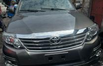 TOYOTA FORTUNER AUTOMATIQUE ESSENCE 4 CYLINDRE COULEUR GRISE D'ORIGINE SANS PLAQUE ANNÉE 2015 AUTHENTIQUE LE PRIX 23000$ A DISCUTÉ LÉGÈREMENT LOCALISATION SUR APPEL BONNE CHANCE À  mediacongo