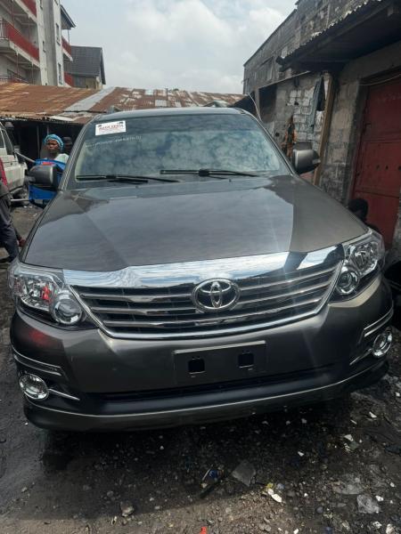 TOYOTA FORTUNER AUTOMATIQUE ESSENCE 4 CYLINDRE COULEUR GRISE DORIGINE SANS PLAQUE ANNE 2015 AUTHENTIQUE LE PRIX 23000 A DISCUT LGREMENT LOCALISATION SUR APPEL BONNE CHANCE  