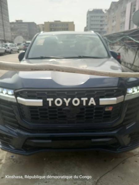 Land Cruiser GXR automatique essence V8 sans plaque prix 45.000  discuter. Localisation Gombe