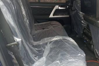 Land Cruiser GXR automatique essence V8 sans plaque prix 45.000  discuter. Localisation Gombe