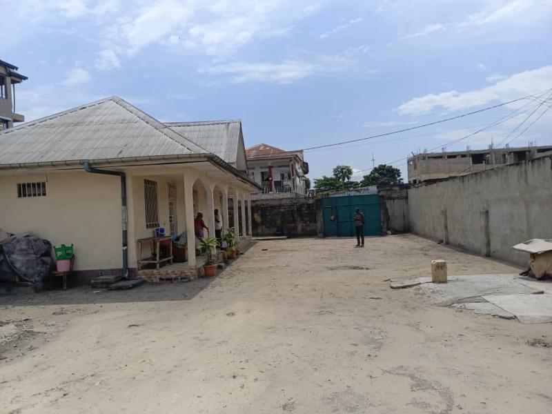 Vente Parcelle avec Maisons  NDjili Quartier 1