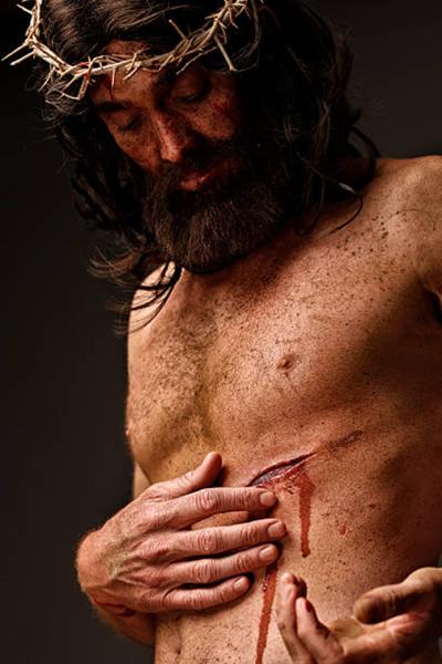 IlJsusa t bless pour nos transgressions il a t meurtri pour nos iniquitsle chtiment qui nous donne la paix a t sur lui et par ses meurtrissures nous sommes guri.Es