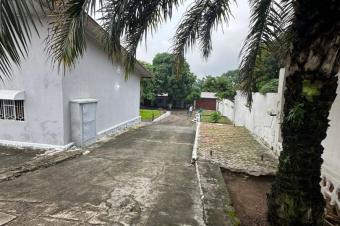 Vente dune grande parcelle dans la commune de Lemba  Righini  quartier rsidentiel et route asphalt belle emplacement scuris   Dimension  32m57m