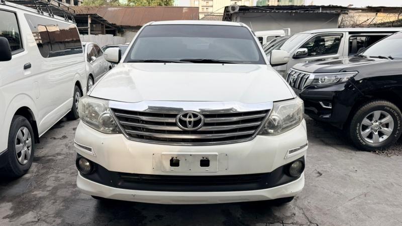 Toyota fortuner 2013 sans plaque essence automatique 4cylinder kilomtrage 51000 intrieur cuire Camra de recule Prix 21000 a discuter