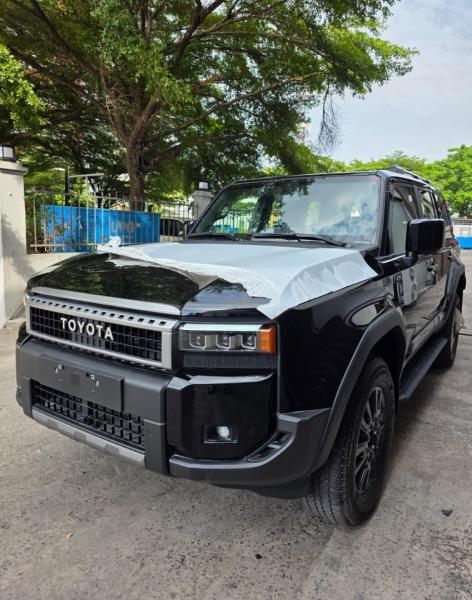Arrivage Toyota Prado Luxury Brand New Couleur  NoireNoire Annee 2025 Automatique Steptronique Essence 4 cylindre 2.4 twin turbo Demarrage bouton Char
