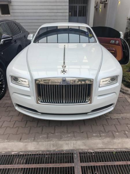 ROLLSROYCE WHRITE 2017 PLAQUE AC22  PRIX  140.000 LISOLO MUKIE KK.  AUTOMATIQUE ESSENCES KILOMTRAGE TRS FAIBLES CLIMATISATION IMPECCABLES FULLS OPTIONS LOCALISATION GO