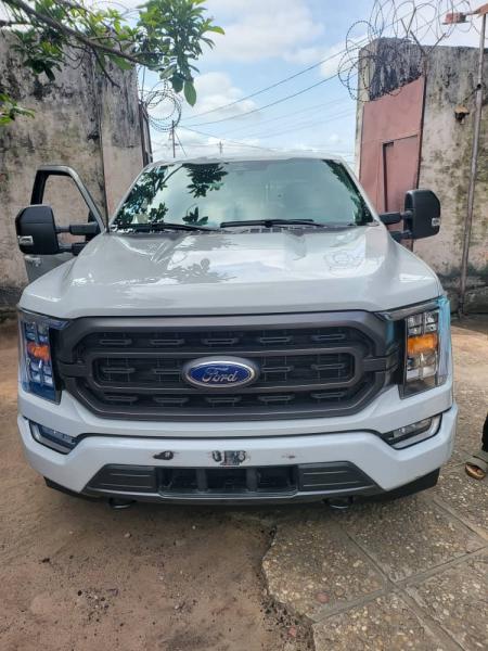 FORD F150 SANS PLAQUE 2022  PRIX 48.000 LISOLO MUKIE KK  AUTOMATIQUE ESSENCES 383 KILOMTRES CLIMATISATION IMPECCABLES FULLS OPTIONS 44 LOCALISATION LEMBA SALONGO