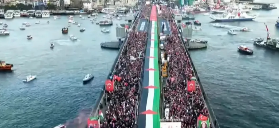 Turquie : 2 min de lecture : Des dizaines de milliers de personnes défilent à Istanbul en solidarité avec la Palestine