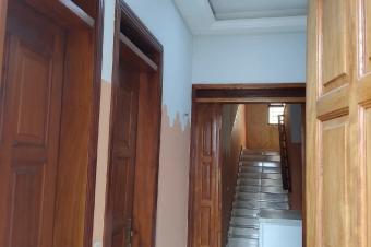  EN VENTE  Rsidence MODERNE R2 DE 4 CH.  NGALIEMAMBUDI TERMINUS PRS DU MACADAM PRINCIPAL .  Dimensions  30m x 25m