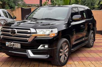 TOYOTA LAND CRUISER VXS   Prix  60.000 a discut  Anne de fabrication 2019 authentique  Automatique Essence  V8  Full option  Intrieur cuir beige  Chaise chauffante  Avec