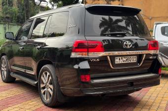 TOYOTA LAND CRUISER VXS   Prix  60.000 a discut  Anne de fabrication 2019 authentique  Automatique Essence  V8  Full option  Intrieur cuir beige  Chaise chauffante  Avec