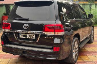 TOYOTA LAND CRUISER VXS   Prix  60.000 a discut  Anne de fabrication 2019 authentique  Automatique Essence  V8  Full option  Intrieur cuir beige  Chaise chauffante  Avec
