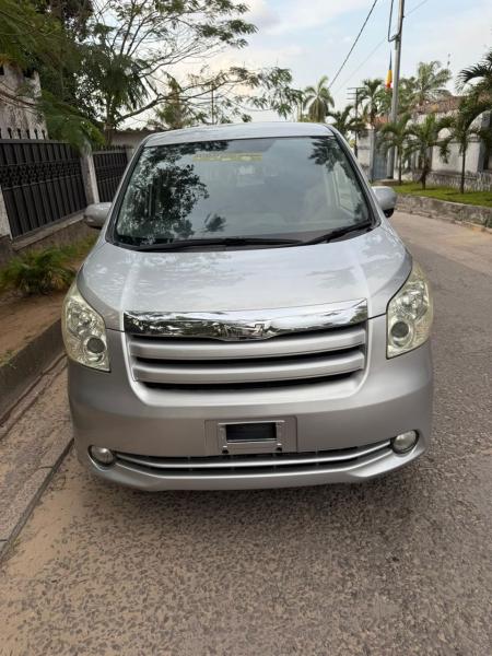 TOYOTA NOHA 3 SANS PLAQUE A VENDRE 