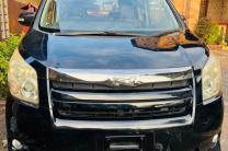 Toyota Noha  Année 2011  Automatique  Essence ⛽️  4 cylindres  Full options  Caméra de recul  Sans plaque  7 places  Prix : 9.000$ à discuter légèrement   Localisation Huilerie automobile_motos_velos_engins_et_pieces