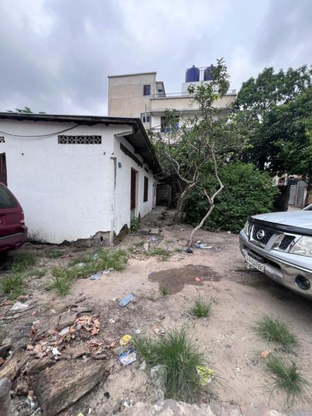 NGALIEMA  SUKA MUR OZONE MISE EN VENTE DUN TERRAIN DE 18mx21m  AVEC UNE MAISON  DMOLIR  POSSIBILIT DE MORCELER EN DEUX soit 9mx21m