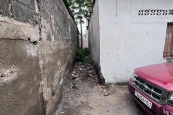 NGALIEMA  SUKA MUR OZONE MISE EN VENTE DUN TERRAIN DE 18mx21m  AVEC UNE MAISON  DMOLIR  POSSIBILIT DE MORCELER EN DEUX soit 9mx21m