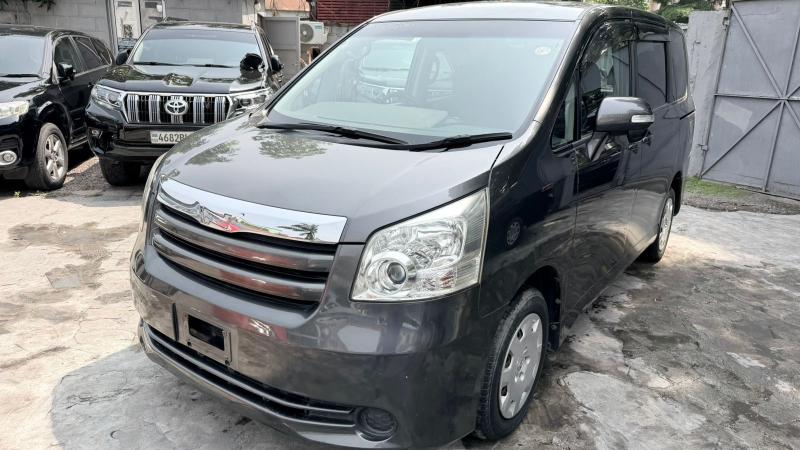 TOYOTA NOHA SANS PLAQUE A VENDRE 