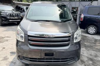 TOYOTA NOHA SANS PLAQUE A VENDRE 