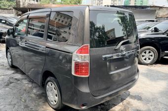 TOYOTA NOHA SANS PLAQUE A VENDRE 