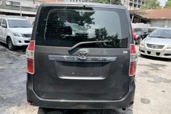 TOYOTA NOHA SANS PLAQUE A VENDRE 