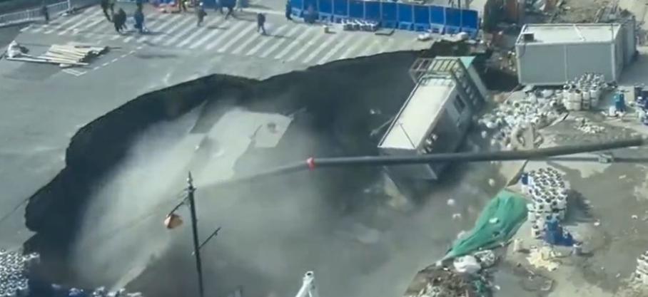 Infos congo - Actualités Congo - mediacongo Chine: Une chaussée s'effondre sur le chantier du métro de Shanghai 