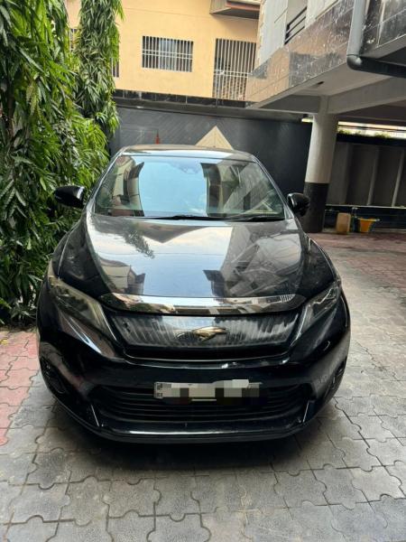 Toyota harrier nouveau   Sans plaque  Etamboli na plaque ya ltat  Full options  Volant droite  Automatique  Moteur impeccable   Prix  14.000  discut lgrement  Localisat