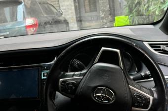 Toyota harrier nouveau   Sans plaque  Etamboli na plaque ya ltat  Full options  Volant droite  Automatique  Moteur impeccable   Prix  14.000  discut lgrement  Localisat