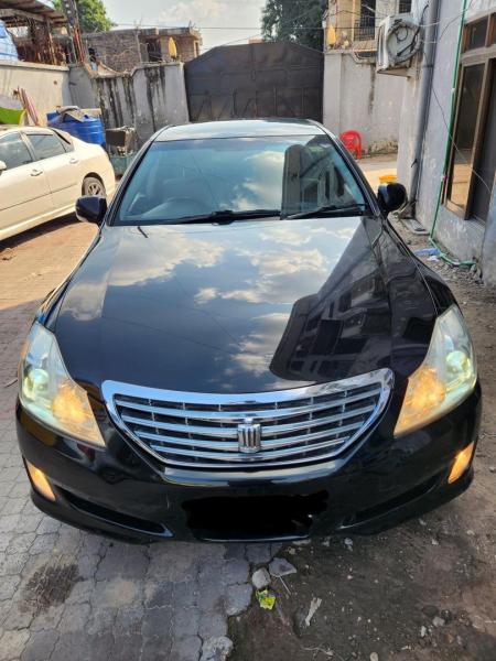 TOYOTA CROWN NOUVEAU  SANS PLAQUE  FULL OPTIONS CLIMATIS  TOUT FONCTIONNE PARFAITEMENT  VHICULE ENCORE NEUF  PRIX  7.600  AZUI