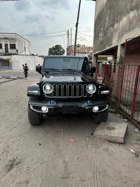 Jeep wrangler hybride 2024 authentique  Full options  Sans plaque  Essence   Volant gauche  Automatique  Moteur impeccable   Prix  65.000  discut lgrement  Localisation a