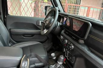 Jeep wrangler hybride 2024 authentique  Full options  Sans plaque  Essence   Volant gauche  Automatique  Moteur impeccable   Prix  65.000  discut lgrement  Localisation a