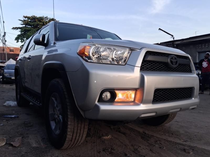 TOYOTA 4 RUNNER Version canadienne Volant Normale Gauche  Sans plaque dimmatriculation   Tout est discutables   FULL OPTIONS   Climatisation  Bote automatique avec traction i