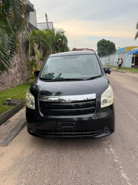 TOYOTA NOAH 3 Fulls Option  Sans Plaque  Automatique Essence   Camra de recul  Climatis  Prix 9.000 Suka 8800