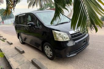 TOYOTA NOAH 3 Fulls Option  Sans Plaque  Automatique Essence   Camra de recul  Climatis  Prix 9.000 Suka 8800