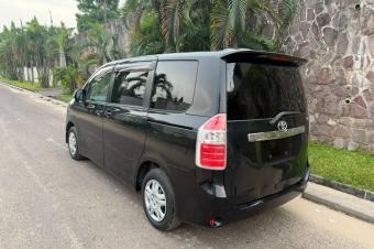 TOYOTA NOAH 3 Fulls Option  Sans Plaque  Automatique Essence   Camra de recul  Climatis  Prix 9.000 Suka 8800