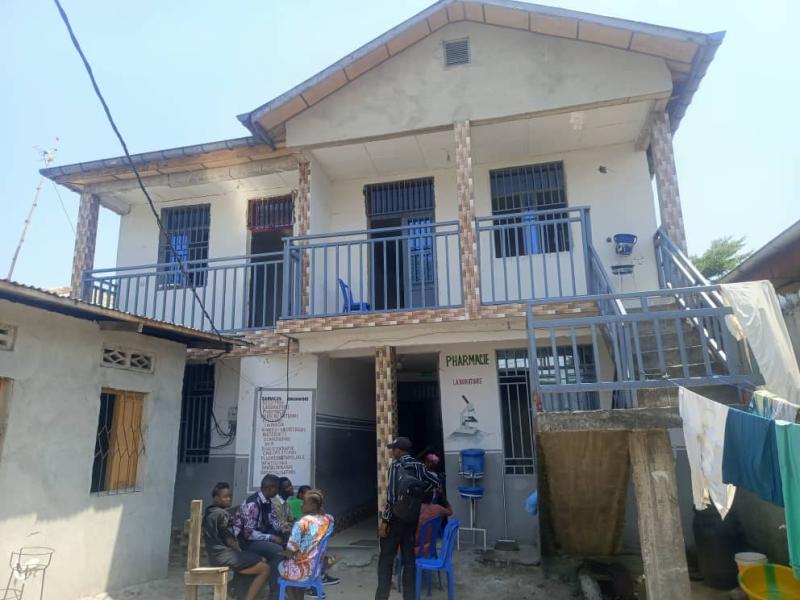 Parcelle avec immeuble et maison  vendre  Efobank NSele