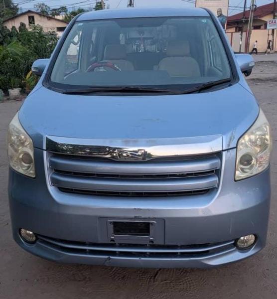 Noah 2014 sans plaque essence automatique 4cylinder kilomtrage 8700 camera de recul Prix 9500 a discuter