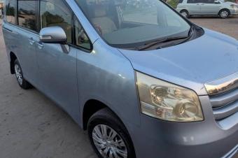 Noah 2014 sans plaque essence automatique 4cylinder kilomtrage 8700 camera de recul Prix 9500 a discuter
