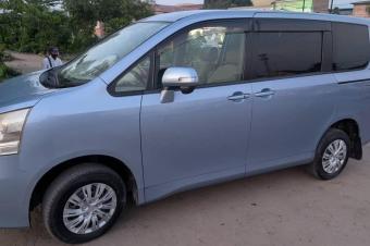 Noah 2014 sans plaque essence automatique 4cylinder kilomtrage 8700 camera de recul Prix 9500 a discuter