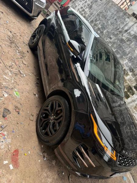 Range voque 2020 Volant droit  Toit panoramique  Essence full options  19500  Localisation Appel 