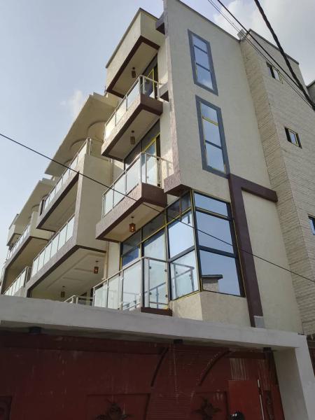 5 GRANDS APPARTEMENTS DE 3 CHAMBRES 3 SALLES DE BAIN  NGALIEMAMACAMPAGNE CENTRE SUPRIEUR MILITAIRE  LUFUNGULA PRS DU MACADAM.  GRAND PARKING  