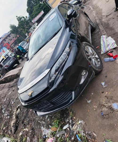 TOYOTA HARRIER NOUVEAU SANS PLAQUE   PRIX  16.500 AZUI SUKA SUKA SVP  AUTOMATIQUE ESSENCES KILOMTRAGE TRS FAIBLES CLIMATISATION IMPECCABLES FULLS OPTIONS INTRIEUR CUIR 
