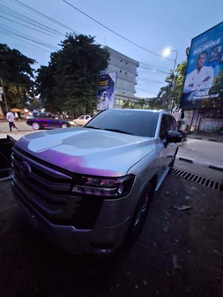 Toyota GXR twin turbo  Anne 2023 authentique  Volant gauche full option  Autom diesel V6 4x4 intrieur cuir  Climatiser 21.650km 3 banquettes  80.000  discuter Localisation appe