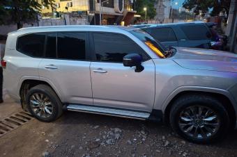 Toyota GXR twin turbo  Anne 2023 authentique  Volant gauche full option  Autom diesel V6 4x4 intrieur cuir  Climatiser 21.650km 3 banquettes  80.000  discuter Localisation appe