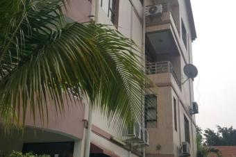 2 appartements mis en vente  Ngaliema  Mont  Fleury   Composition  3 chambres  salon  salle  manger  3 salles de bain  piscine .