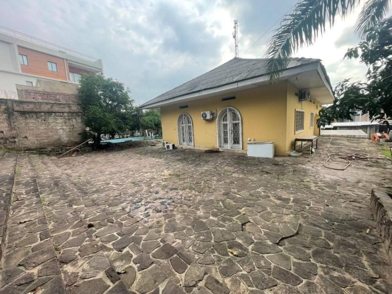 Terrain en vente dans la commune de Ngaliema   Ma campagne   Rf Palais de marbre sur route de matadi   Dimension  12m sur 24m 