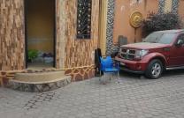 Vente d'une parcelle contenant une maison habitable de 5 chambres Réf: Station Macampagne/ Sur Revenu mensuel: 3000$ Dimension: 15m/20m mediacongo