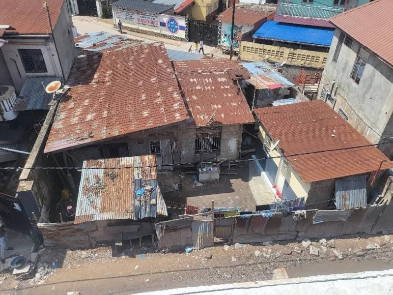 Parcelle  vendre  mbudi contenant une maison  dtruire 13msur15 90000 dollars  discuter 