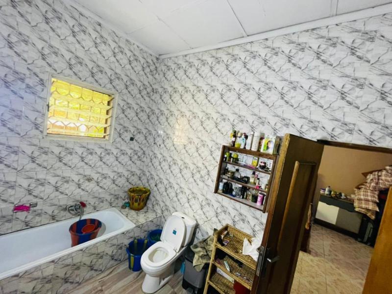 Vente villa  LIMETE 1er rue Forgeron. Trs belle emplacement  Composition  5 Chambres 2 Salons salle  manger Cuisine quipe et 4 salles de bain  toilette visiteurs.  